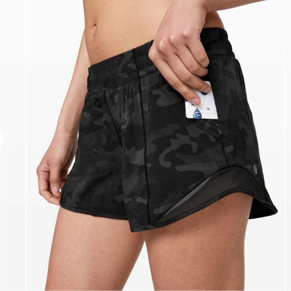 Lululemon Hotty Hot Shorts 2.5 Inches black camo - Picture 1 of 4